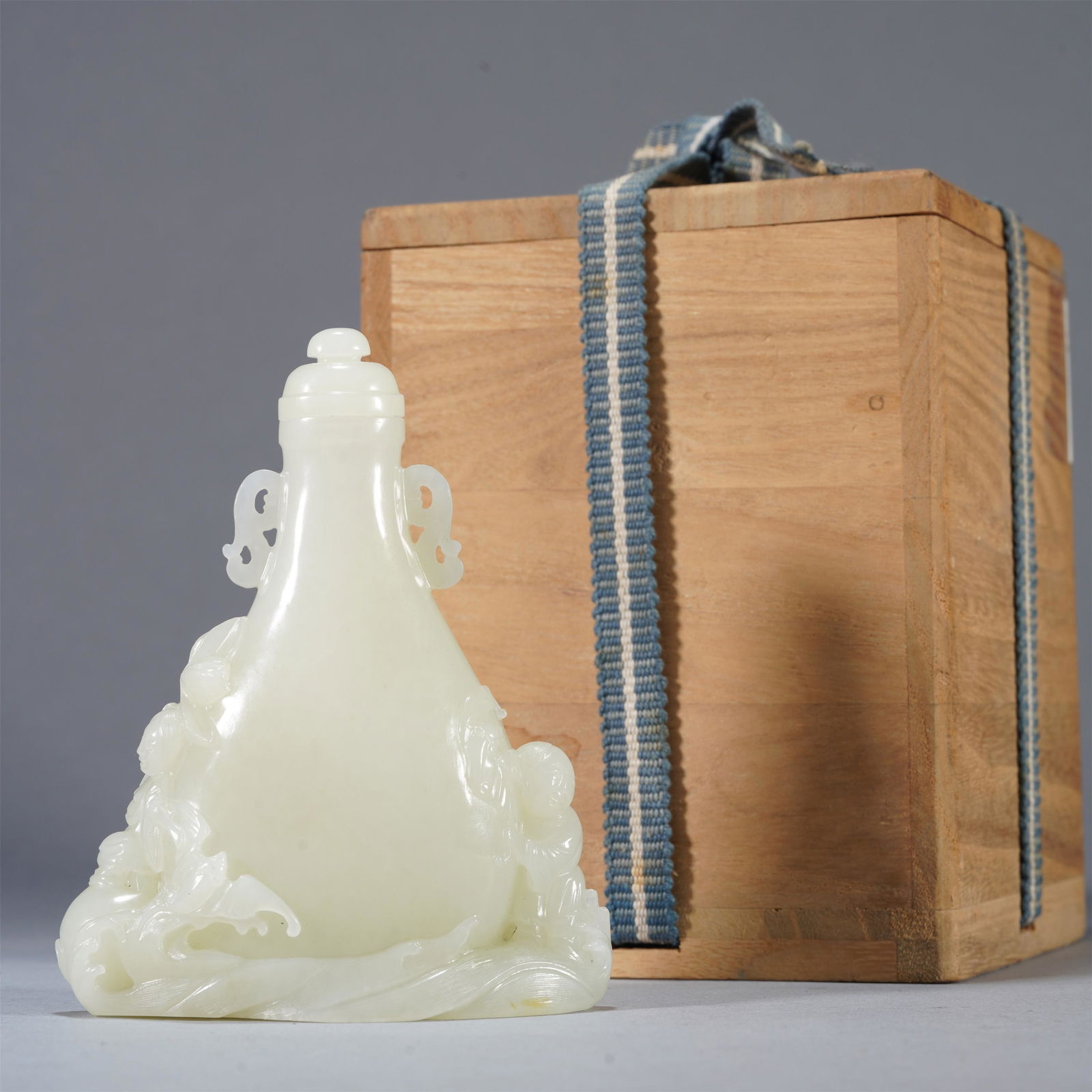 A CHINESE WHITE JADE VIEWS VASE (1 of 11)