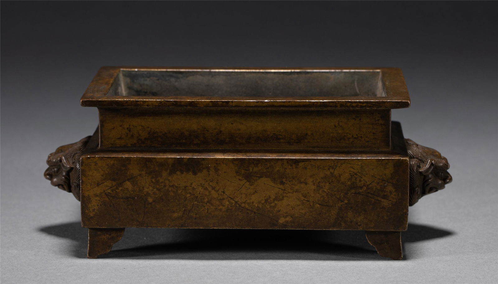 A CHINESE BRONZE CENCER WITH DOUBLE HANDLES (1 of 9)