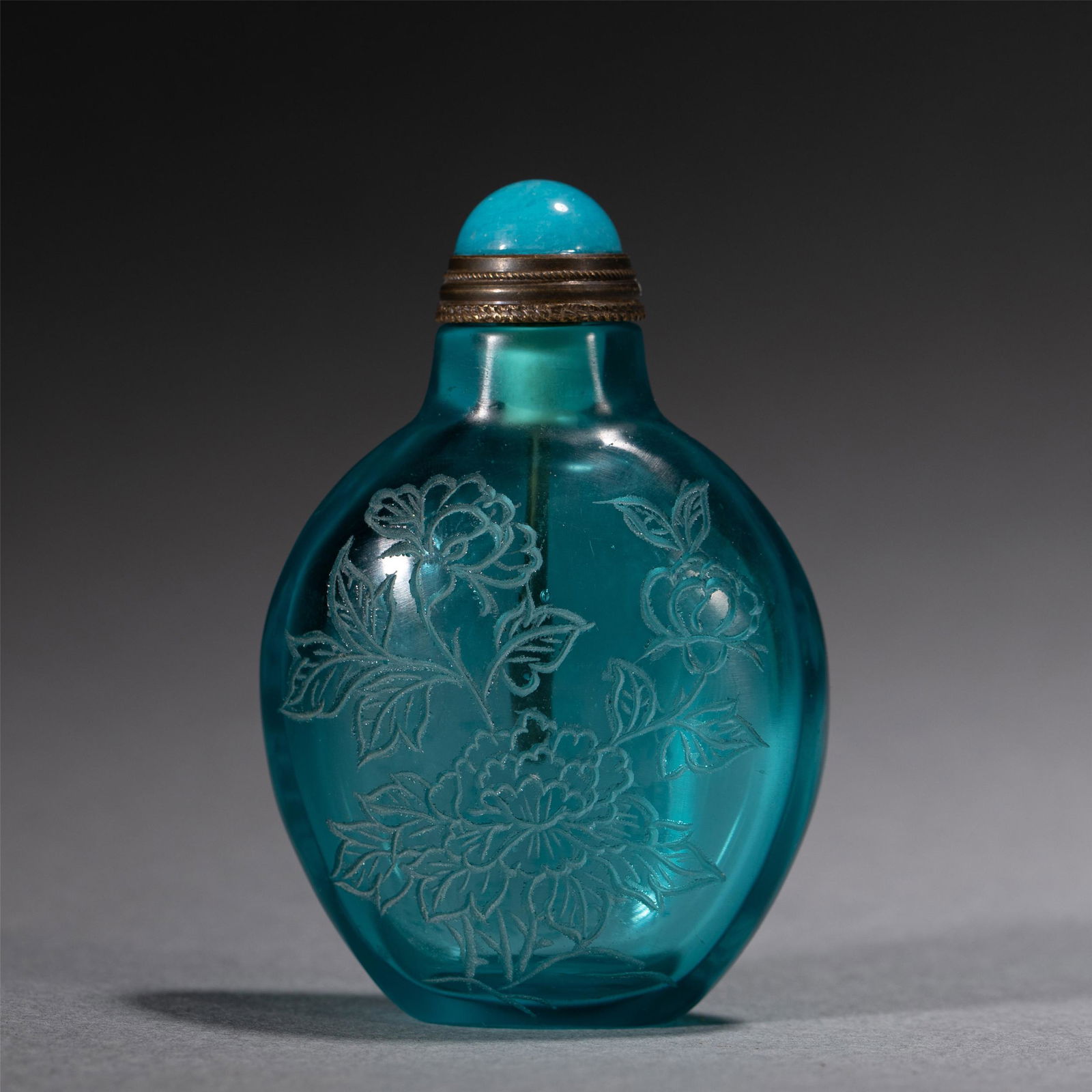 A CHINESE INCISED PEKING GLASS SNUFF BOTTLE (1 of 9)
