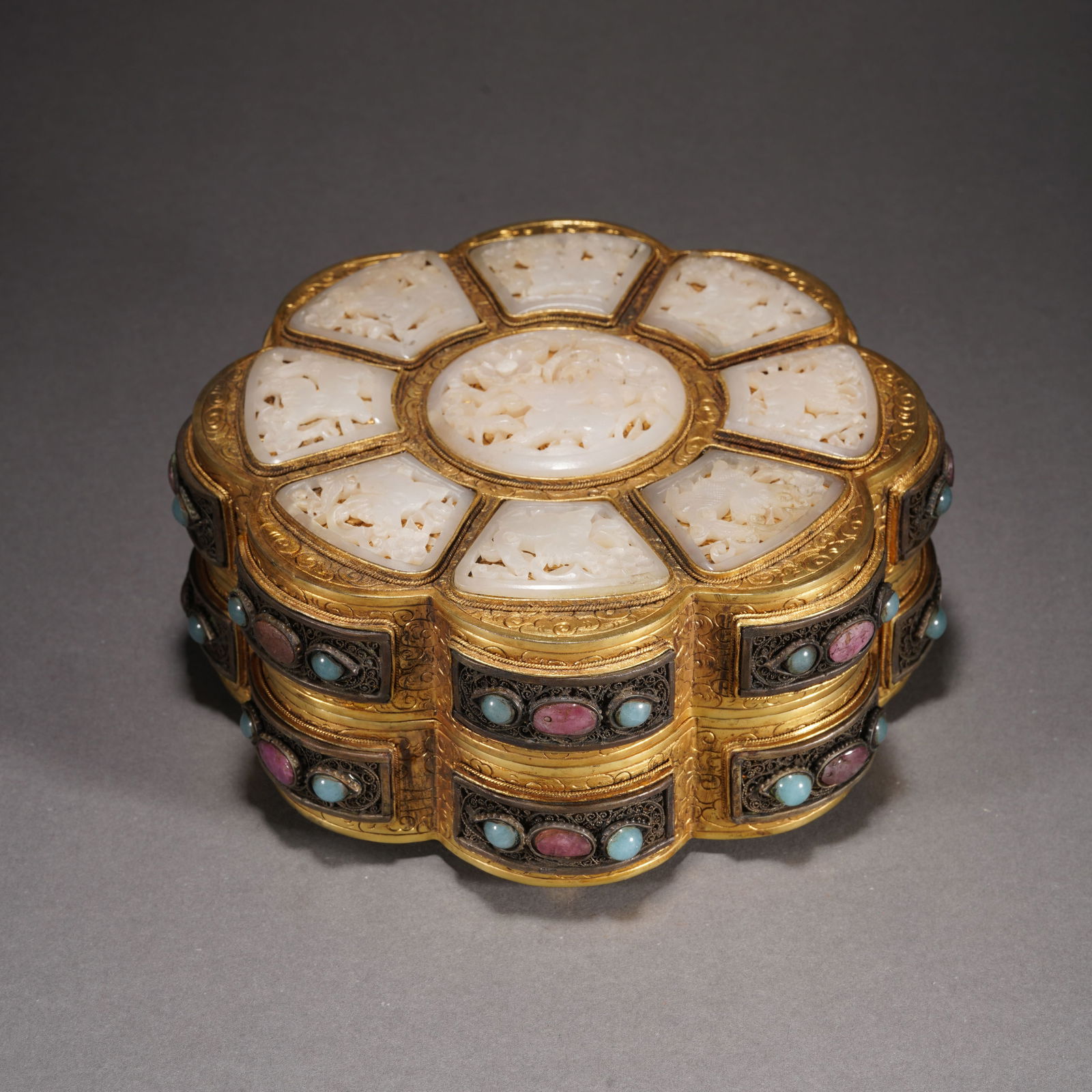 A WHITE JADE PLAQUES INLAID SILVER BOX WITH COVER (1 of 10)