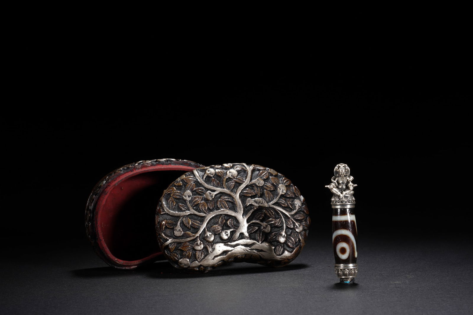 A TIBETAN DZI BEAD WITH BOX (1 of 7)