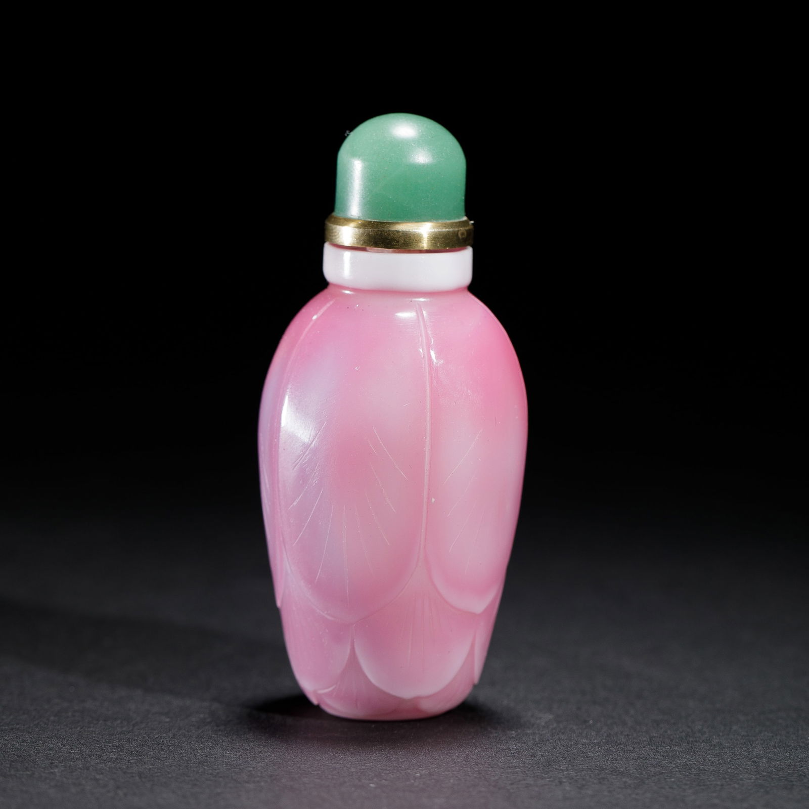 An unusual PEKING GLASS SNUFF BOTTLE (1 of 8)