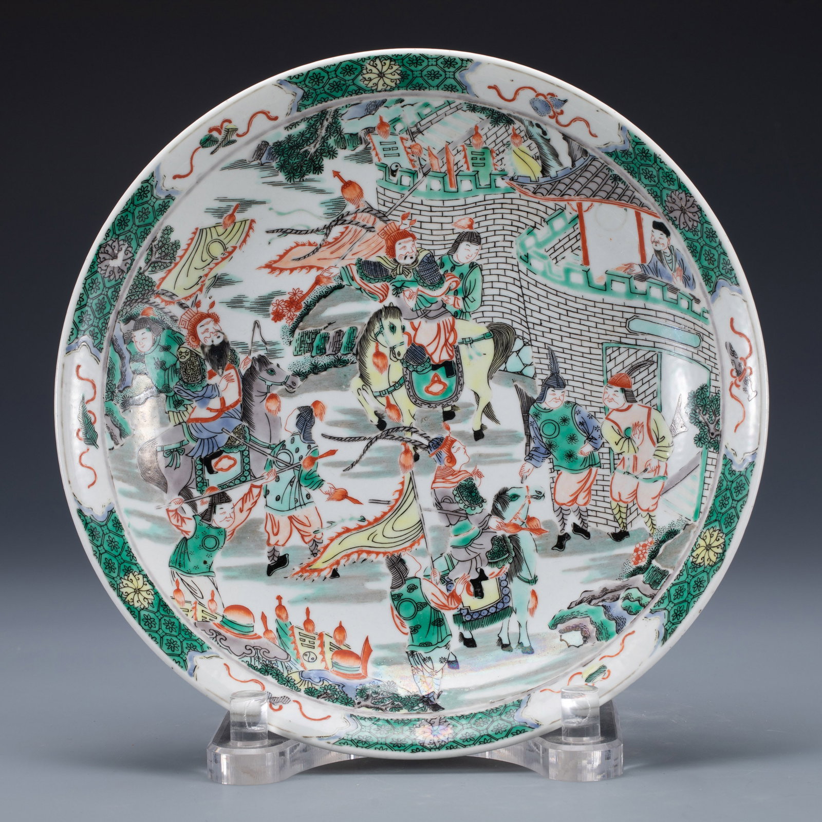 A CHINESE FAMILLE VERTE FIGURAL STORY PLATE: A CHINESE FAMILLE VERTE FIGURAL STORY PLATE Decorated with figural story of battle, the captain riding on horse in central crowed with soldiers and followers, surrounded with auspicious symbol border.