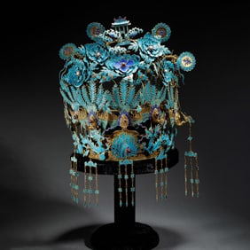 A FINE KING FISHER FEATHER DECORATED SILVER TIARA