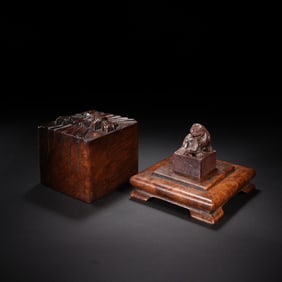A CARVED SHOUSHAN STONE SEAL WITH BOX AND COVER