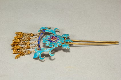 A KING FISHER FEATHER DECORATED SILVER-GILT HAIRPIN