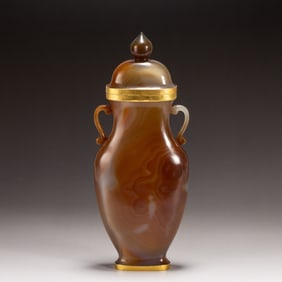 A CARVED AGATE VASE WITH COVER