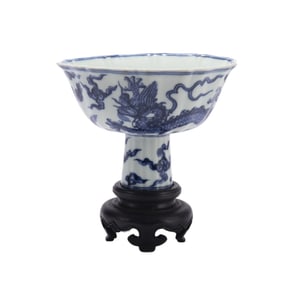 A BLUE AND WHITE PORCELAIN DRAGON STEM-BOWL