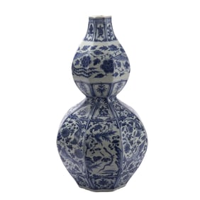 A CHINESE BLUE AND WHITE  DOUBLE-GOURD VASE