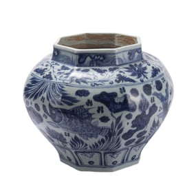 A CHINESE BLUE AND WHITE PORCELAIN JAR