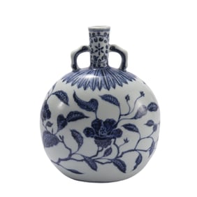 A CHINESE BLUE AND WHITE PORCELAIN FLASK MOON VASE