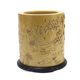 A CARVED YELLOW GLAZE PORCELAIN BRUSH POT