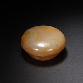 A CARVED AGATE BOX WITH COVER