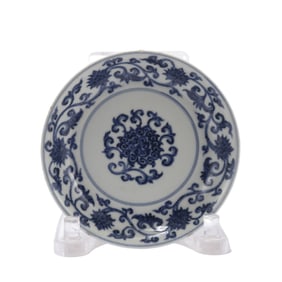 A CHINESE BLUE AND WHITE PORCELAIN DISH