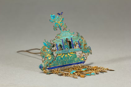 A KING FISHER FEATHER DECORATED SILVER-GILT HAIRPIN