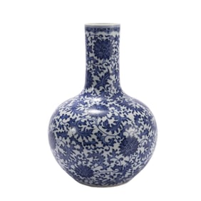 A CHINESE BLUE AND WHITE PORCELAIN VASE