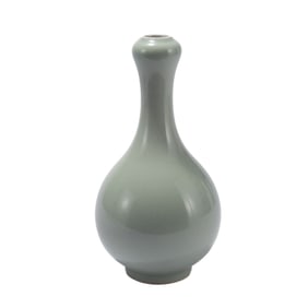 A CHINESE CELADON GLAZE PORCELAIN VASE