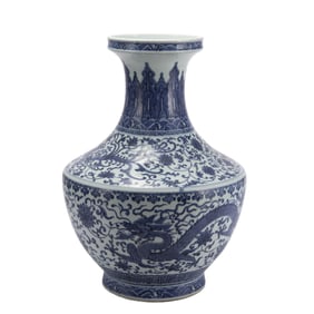 A BLUE AND WHITE DRAGON PORCELAIN VASE