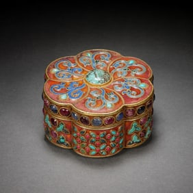 A HARDSTONES INLAID ENAMELED SILVER BOX WITH COVER