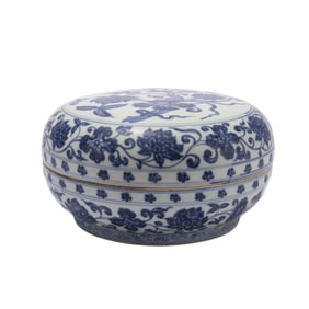 A CHINESE BLUE AND WHITE PORCELAIN BOX WITH COVER