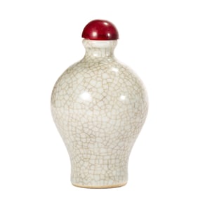 A GE-WARE SNUFF BOTTLE