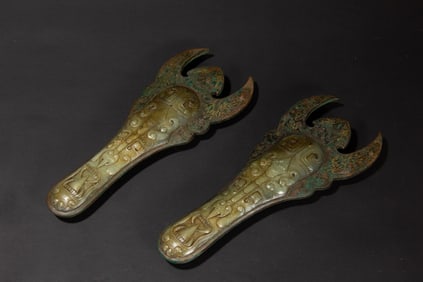 A GOLD AND SILVER INLAID JADE DECORATED ORNAMENTSS