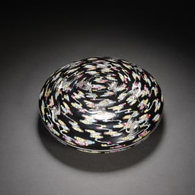 A GRISAILLE GLAZE AND FAMILLE ROSE BOX WITH COVER