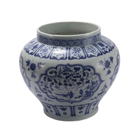 A CHINESE BLUE AND WHITE PORCELAIN JAR