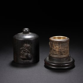 A CARVED ALOESWOOD CHENXIANG ARCHER RING