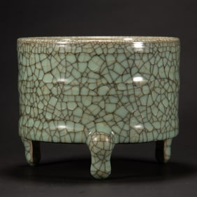 A GUAN-WARE TRIPOD CENSER
