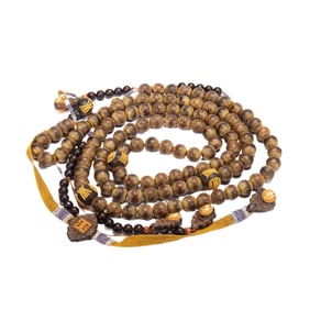 A VERY RARE CHINESE IMPERIAL ALOESWOOD CHENXIANG ROSARY CHAOZHU