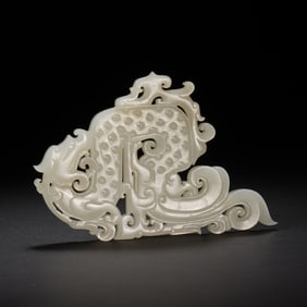 A FINE CARVED WHITE JADE DRAGON ORNAMENT