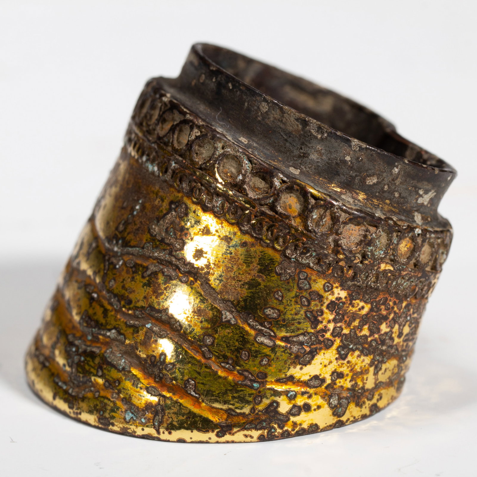 A BRONZE-GILT ANIMAL KNUCKLE: A BRONZE-GILT ANIMAL KNUCKLE gilding at the exterior, some old wear. Dimension: L. 5.5 cm. W. 4.2 cm. Weight 200 grams.