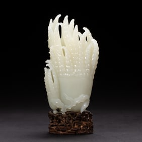 A FINE CARVED WHITE JADE FINGER CITRON