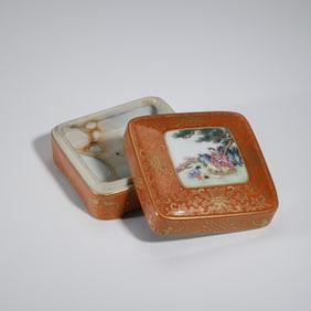 A FAMILLE ROSE PASTE BOX WITH CVOER