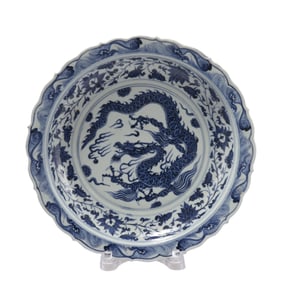 A CHINESE BLUE AND WHITE DRAGON LOBED DISH