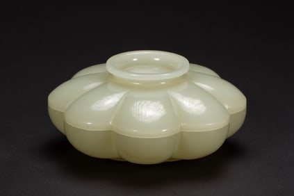 A CARVED WHITE JADE LOBED BOX WITH COVER