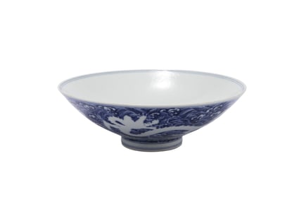 A BLUE AND WHITE PORCELAIN DRAGON BOWL