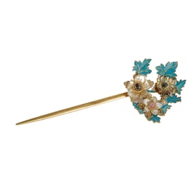 A HARDSTONES INLAID KING FISHER FEATHER DECORATED HAIRPIN