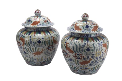A PAIR OF WUCAI PORCELAIN FISHGRASS LIDDED JARS,MING