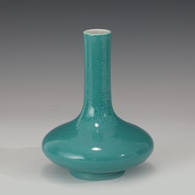 A CHINESE SINGLE COLOR GLAZED PORCELAIN VASE