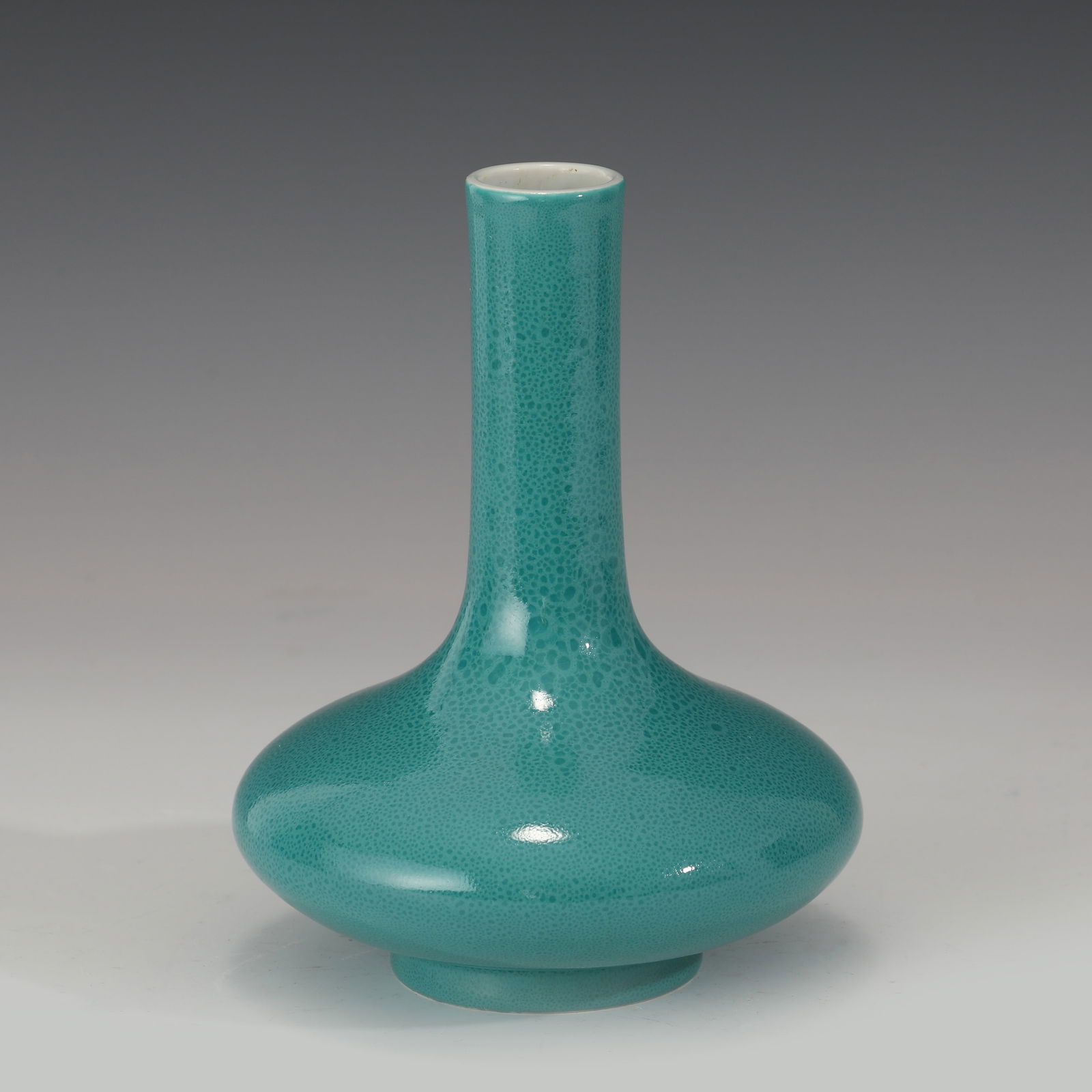 A CHINESE SINGLE COLOR GLAZED PORCELAIN VASE (1 of 10)