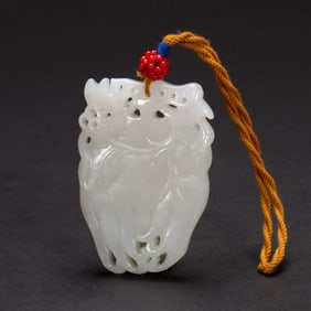 A CARVED WHITE JADE FINGERED CITRON PLAQUE