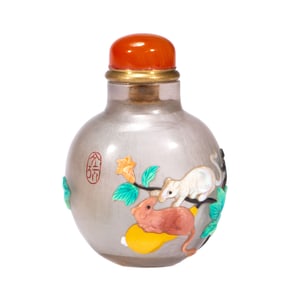 A FINE HARDSTONES INLAID AGATE SNUFF BOTTLE