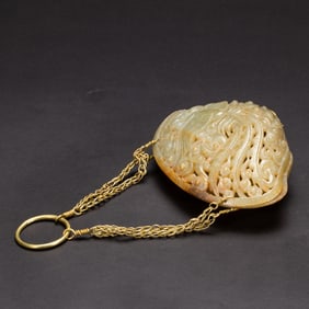 A CARVED JADE SHELL-FORM POMANDER CASE