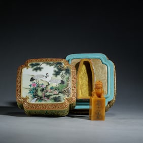 A CARVED TIANHUANG BEAST SEAL WITH FAMILLE ROSE BOX WITH COVER