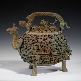 A FINE BRONZE RITUAL TRIPOD POURING VESSEL HE