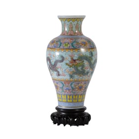 A ENAMELD PEKING GLASS DRAGONS VASE