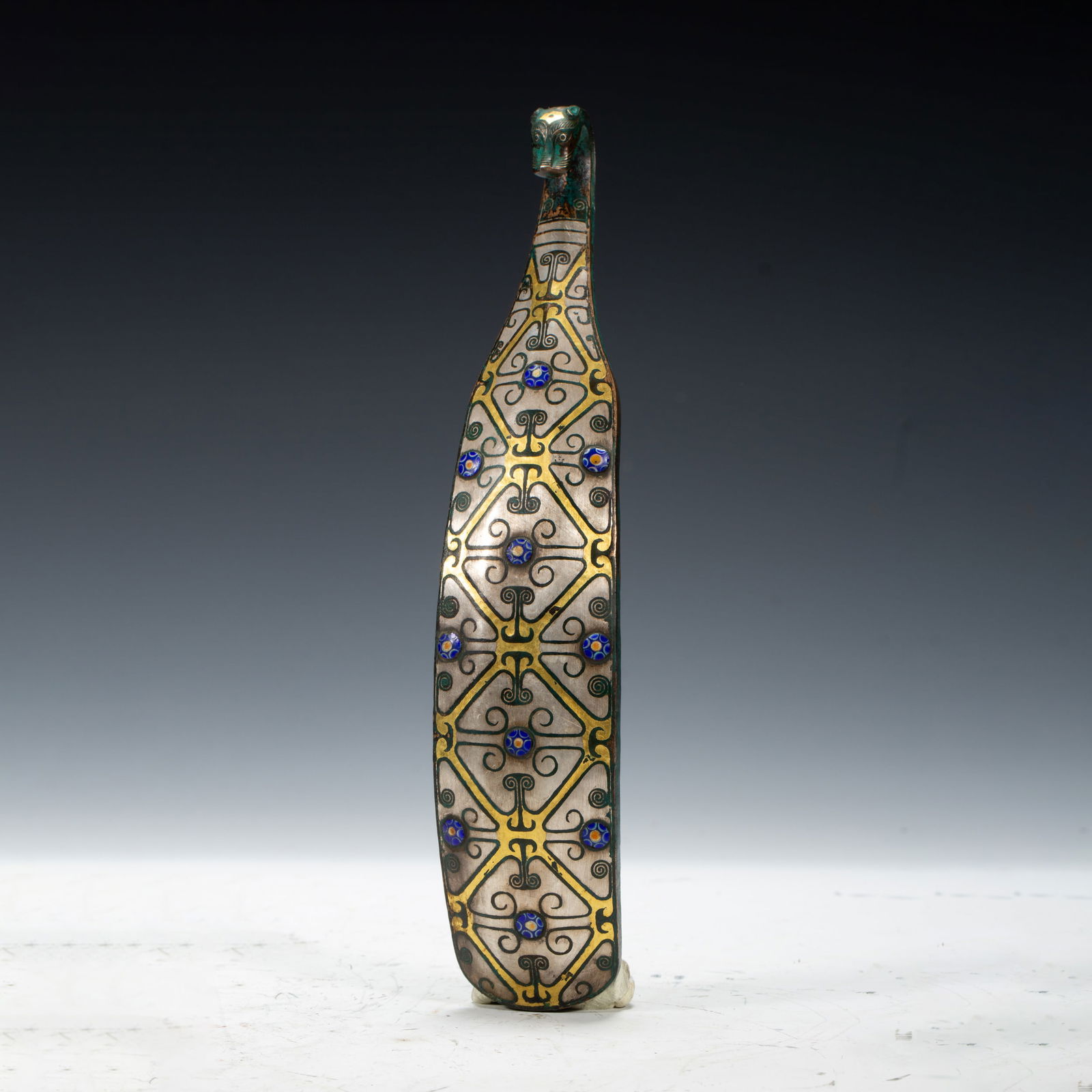 A HARDSTONES INLAID GOLD AND SILVER DECORATED BELTHOOK
