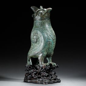 A VERY RARE BRONZE ARCHAISTIC OWL-FORM VESSEL AND COVER, ZUN
